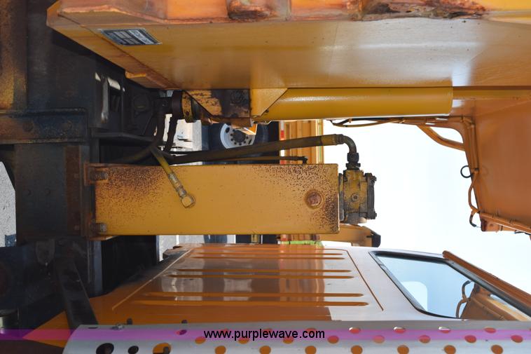 image for item K6211 2000 International 4900 dump truck