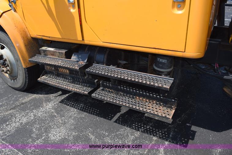 image for item K6211 2000 International 4900 dump truck