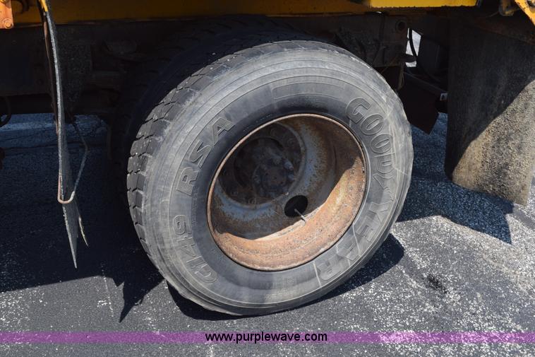image for item K6211 2000 International 4900 dump truck