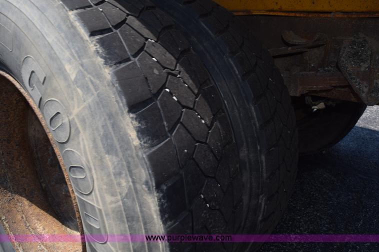 image for item K6211 2000 International 4900 dump truck