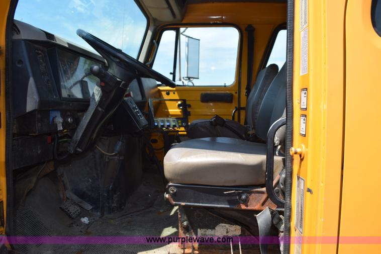 image for item K6212 2000 International 4900 dump truck