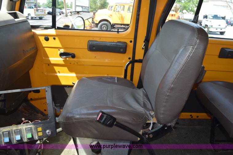 image for item K6212 2000 International 4900 dump truck