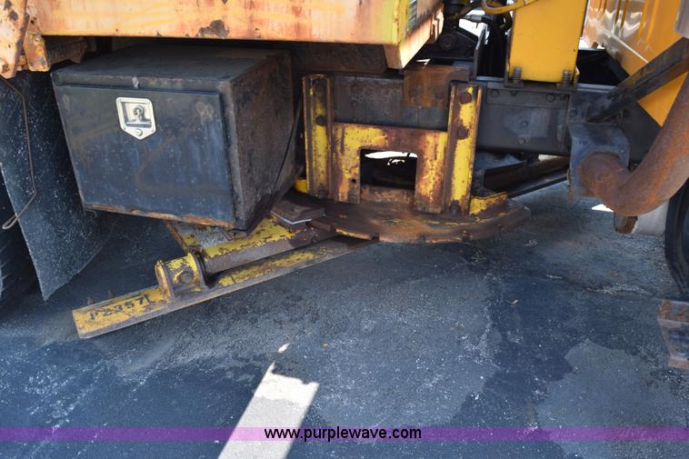 image for item K6212 2000 International 4900 dump truck