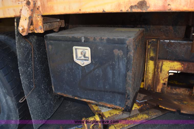 image for item K6212 2000 International 4900 dump truck