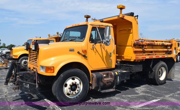image for item K6213 2002 International 4900 dump truck