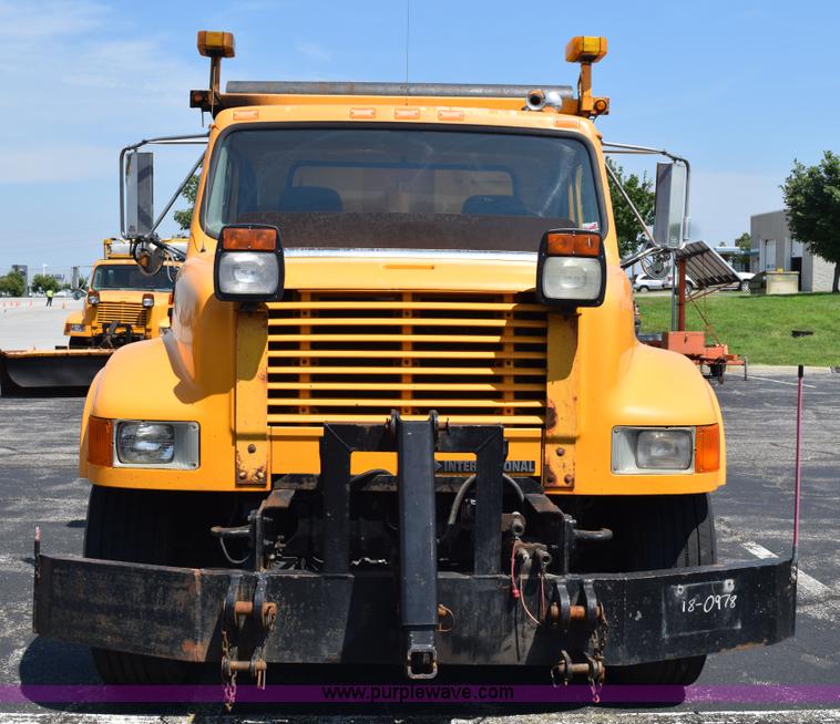 image for item K6213 2002 International 4900 dump truck