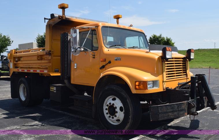 image for item K6213 2002 International 4900 dump truck