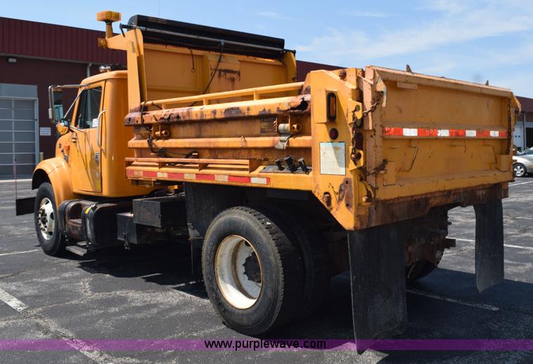 image for item K6213 2002 International 4900 dump truck