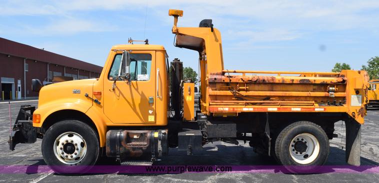 image for item K6213 2002 International 4900 dump truck