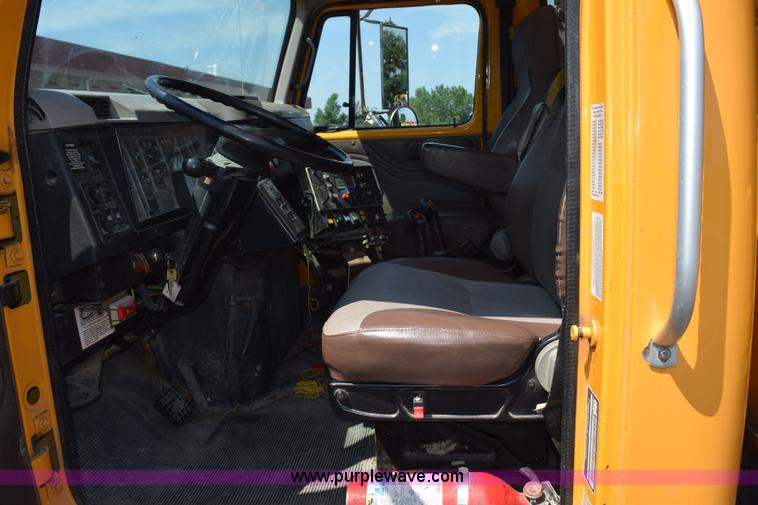 image for item K6213 2002 International 4900 dump truck