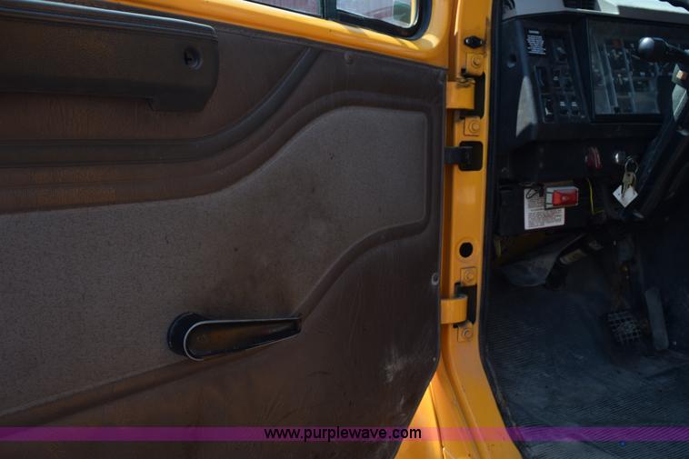 image for item K6213 2002 International 4900 dump truck