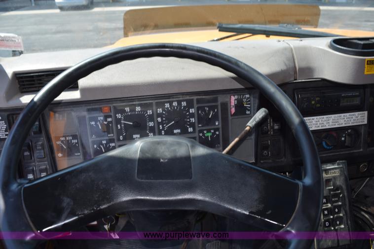 image for item K6213 2002 International 4900 dump truck