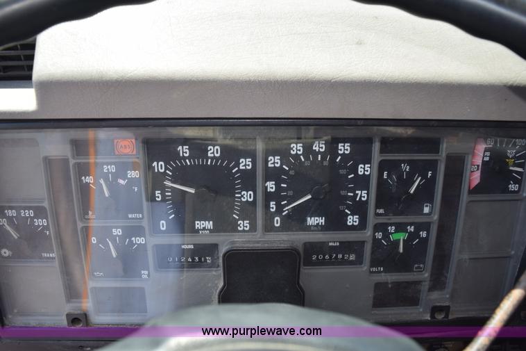 image for item K6213 2002 International 4900 dump truck