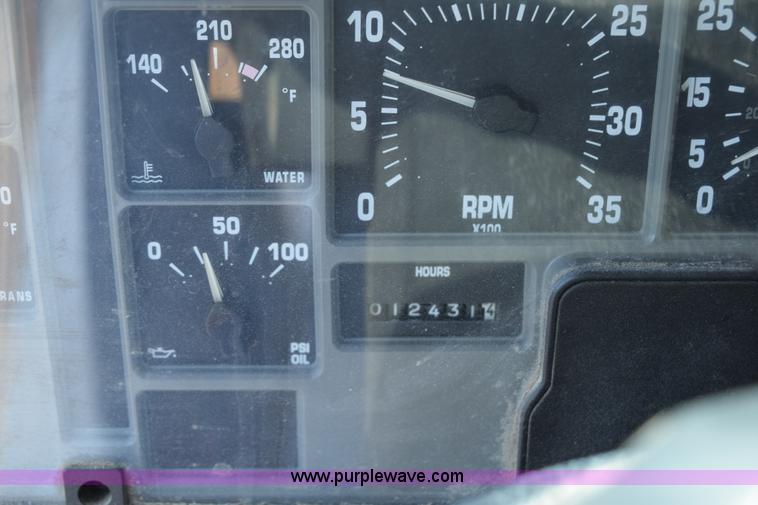 image for item K6213 2002 International 4900 dump truck