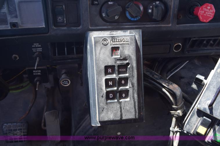 image for item K6213 2002 International 4900 dump truck