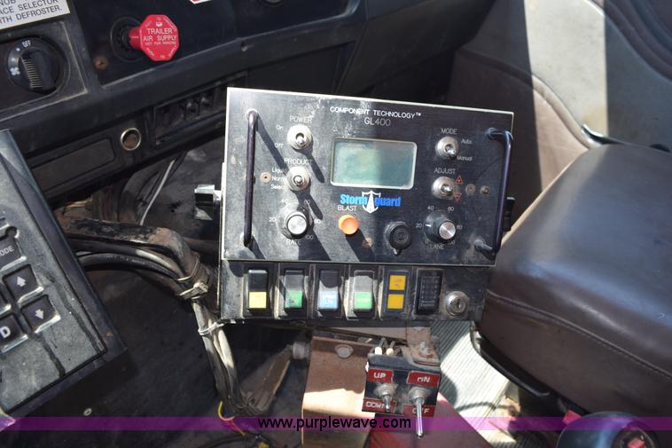 image for item K6213 2002 International 4900 dump truck