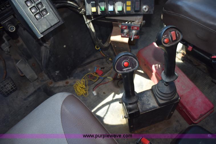 image for item K6213 2002 International 4900 dump truck