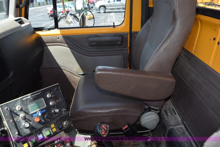 image for item K6213 2002 International 4900 dump truck