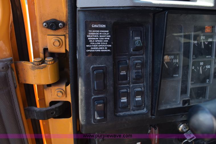 image for item K6213 2002 International 4900 dump truck