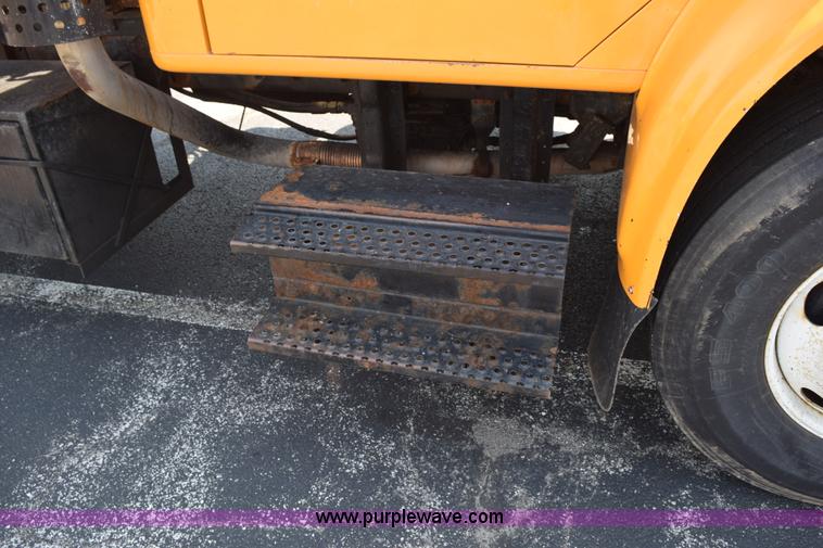 image for item K6213 2002 International 4900 dump truck