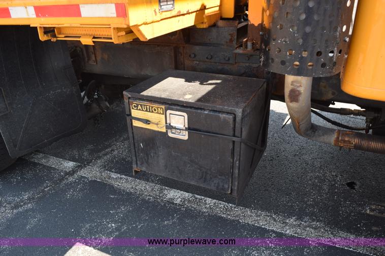 image for item K6213 2002 International 4900 dump truck