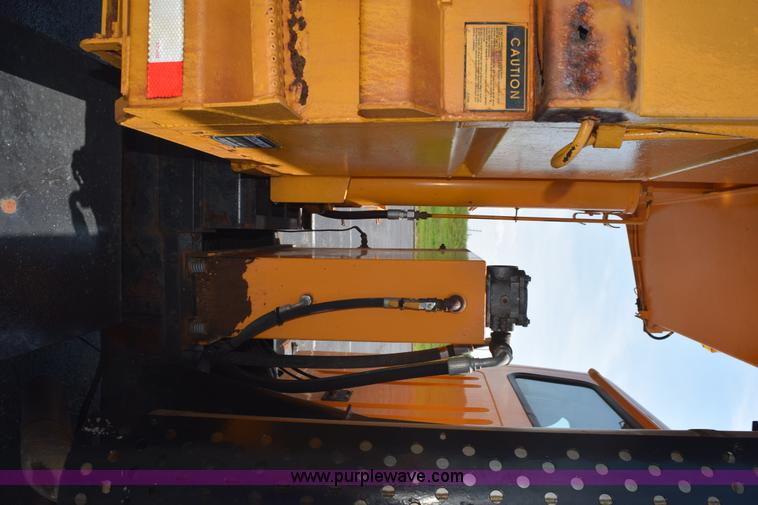 image for item K6213 2002 International 4900 dump truck