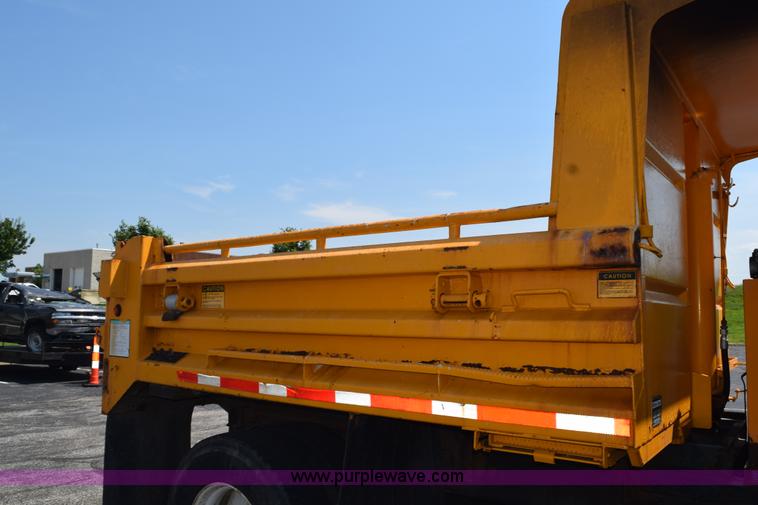 image for item K6213 2002 International 4900 dump truck