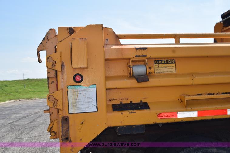 image for item K6213 2002 International 4900 dump truck