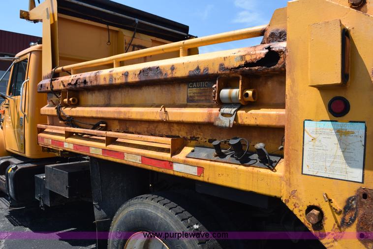 image for item K6213 2002 International 4900 dump truck