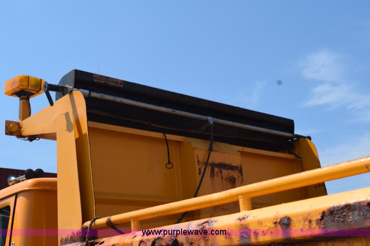 image for item K6213 2002 International 4900 dump truck
