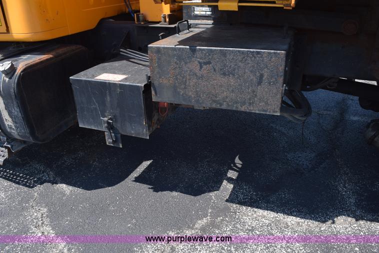 image for item K6213 2002 International 4900 dump truck