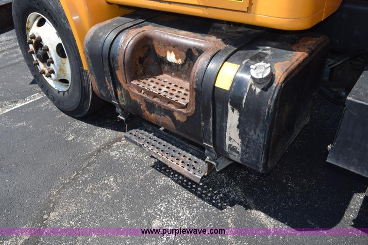 image for item K6213 2002 International 4900 dump truck