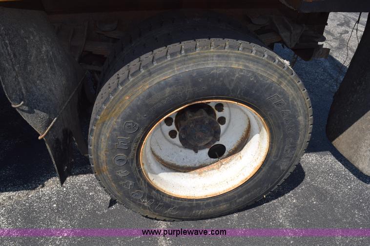 image for item K6213 2002 International 4900 dump truck