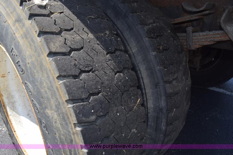 image for item K6213 2002 International 4900 dump truck