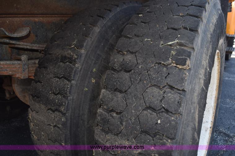 image for item K6213 2002 International 4900 dump truck