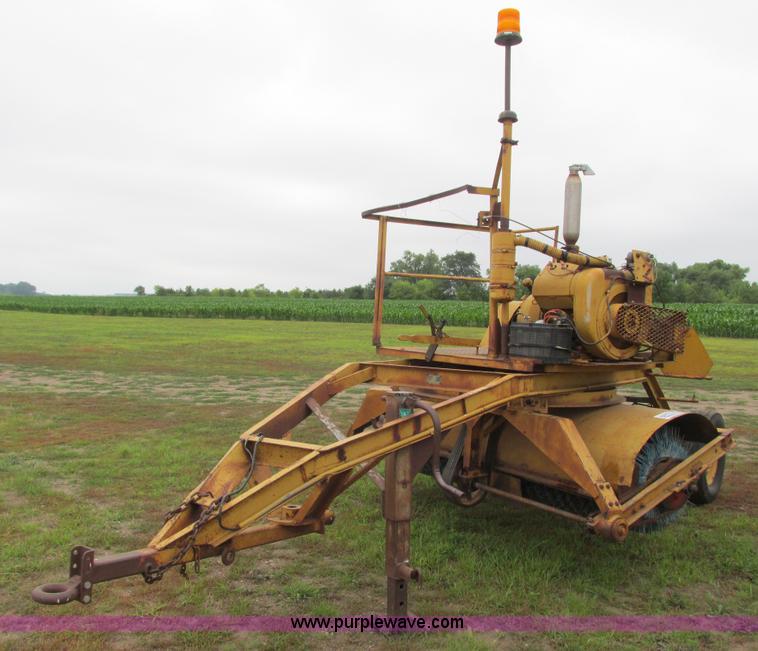 image for item K6500 Henke UB-8 broom