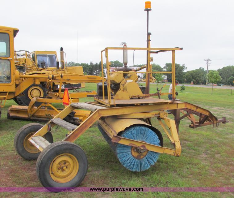 image for item K6500 Henke UB-8 broom