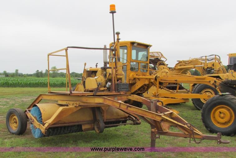 image for item K6500 Henke UB-8 broom