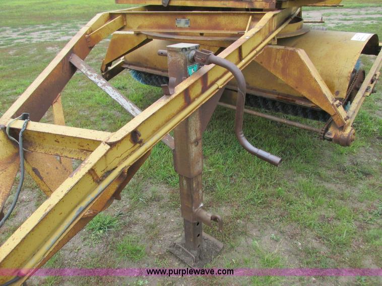 image for item K6500 Henke UB-8 broom