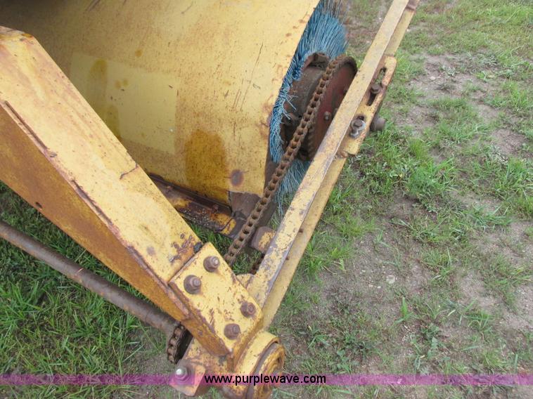 image for item K6500 Henke UB-8 broom