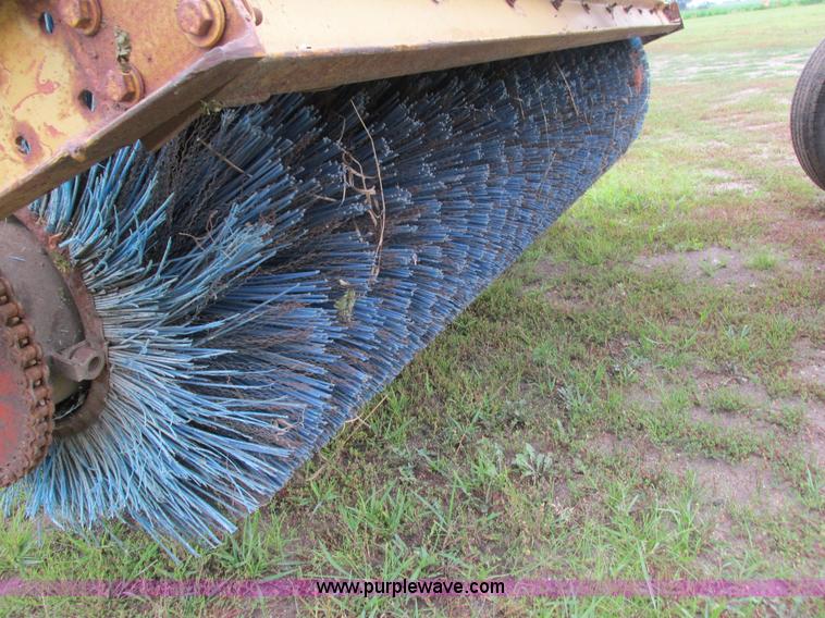 image for item K6500 Henke UB-8 broom