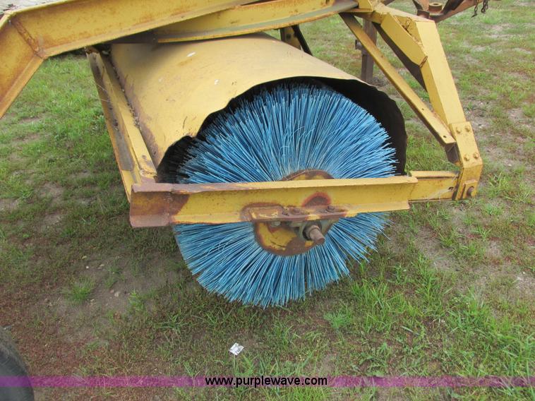 image for item K6500 Henke UB-8 broom