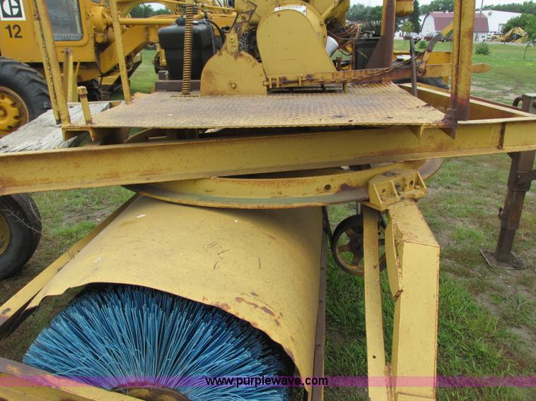 image for item K6500 Henke UB-8 broom