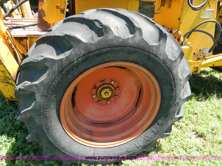 image for item K8147 International 3514 backhoe