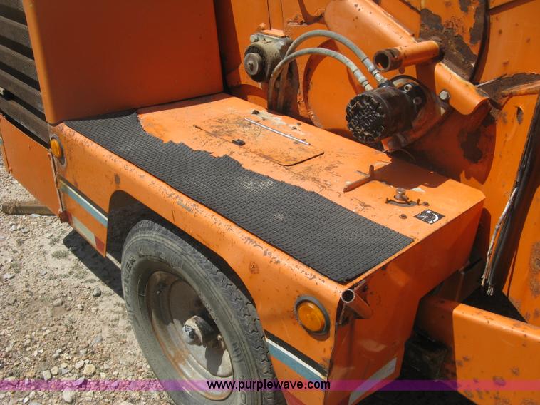 image for item K8703 2002 Vermeer BC1000XL chipper