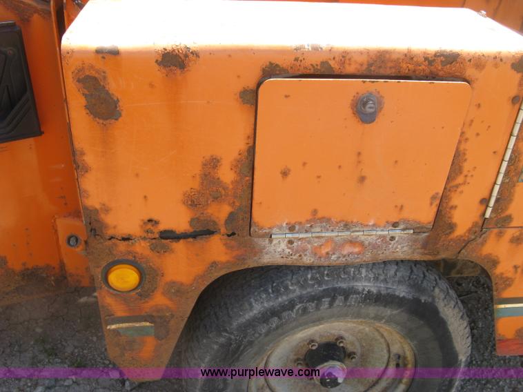 image for item K8703 2002 Vermeer BC1000XL chipper