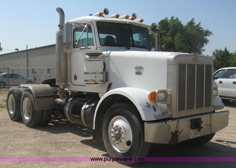 image for item K8709 1996 Peterbilt 357 semi truck