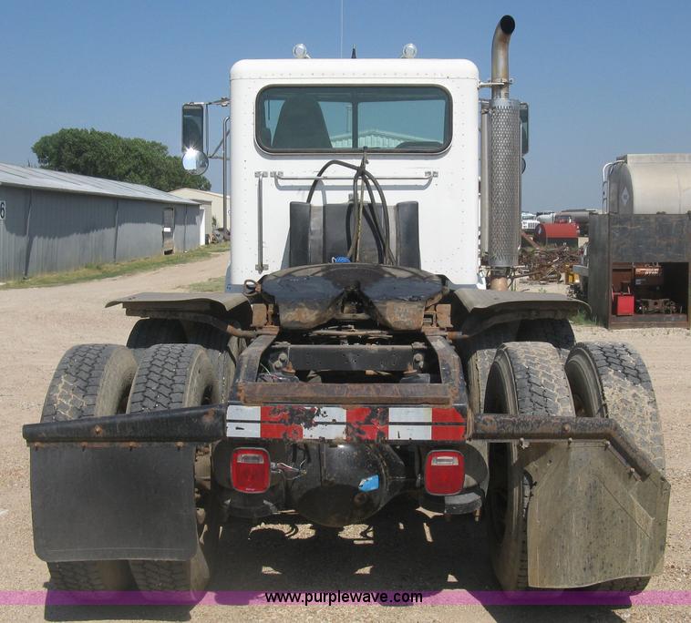 image for item K8709 1996 Peterbilt 357 semi truck