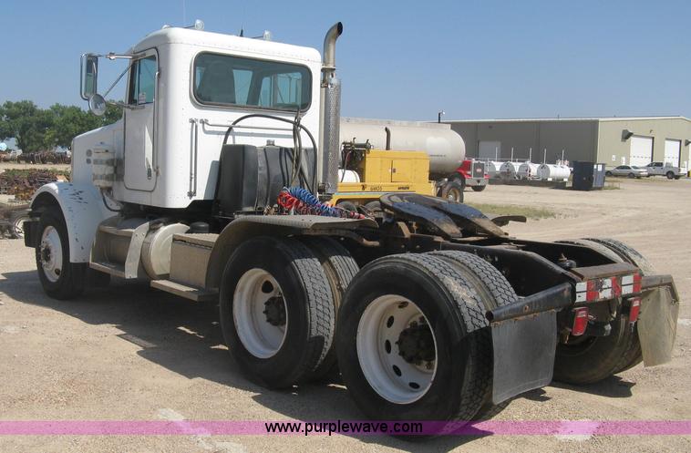 image for item K8709 1996 Peterbilt 357 semi truck