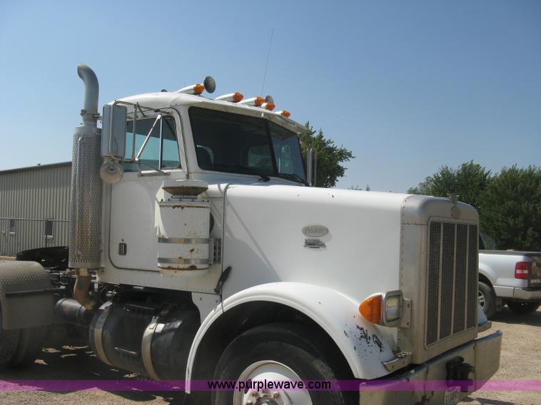 image for item K8709 1996 Peterbilt 357 semi truck
